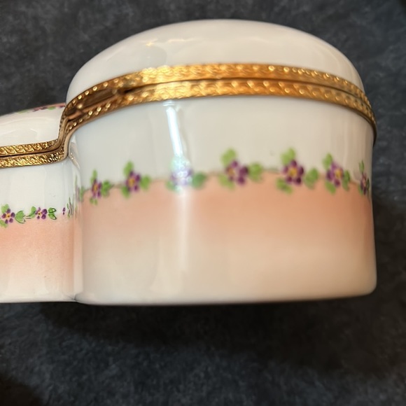 LRG LIMOGES HEART BOX WITH BEAUTIFUL GOLD CLASP - Picture 4 of 5